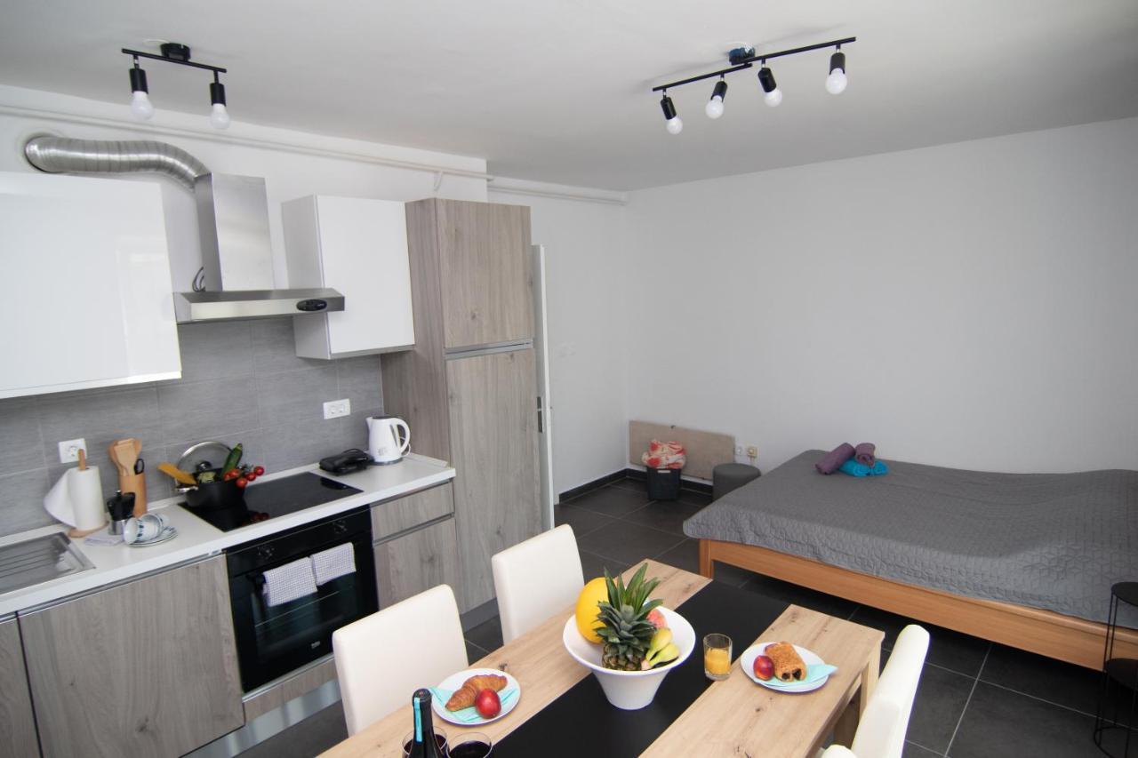 Valkane Beach Studio Apartment Pula Exteriör bild