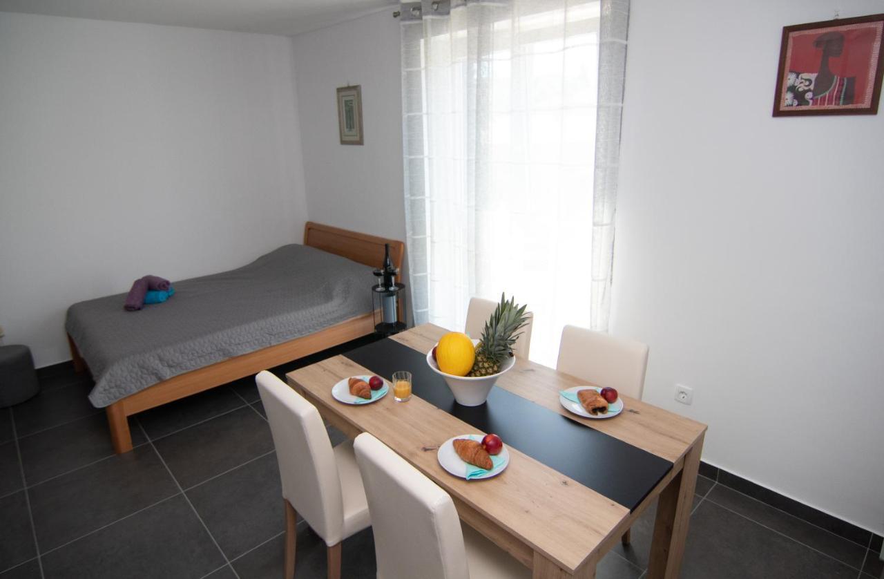 Valkane Beach Studio Apartment Pula Exteriör bild