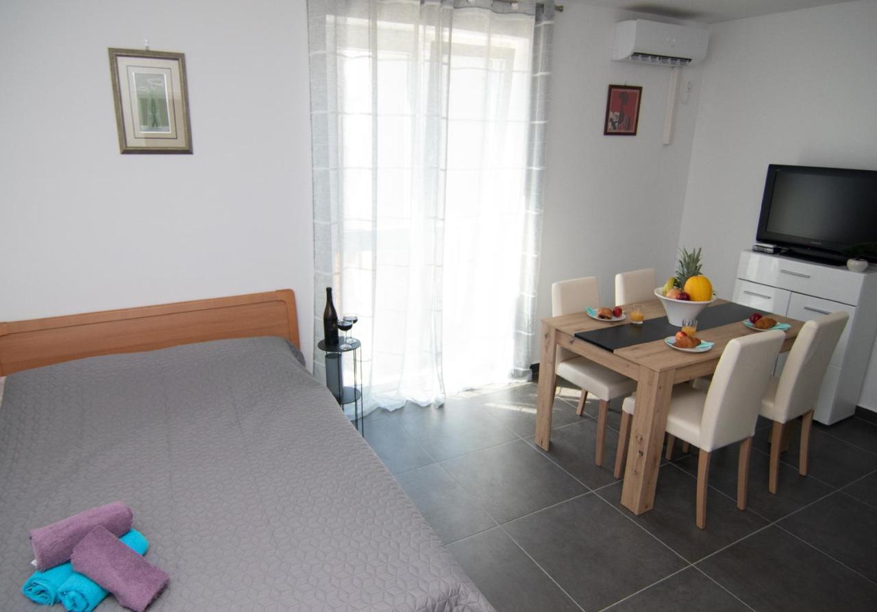 Valkane Beach Studio Apartment Pula Exteriör bild
