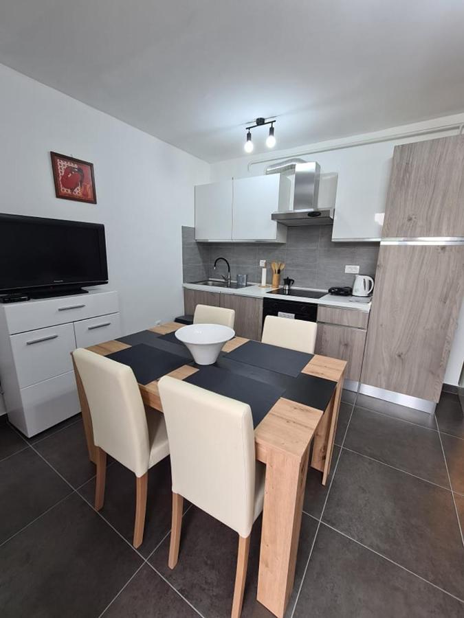 Valkane Beach Studio Apartment Pula Exteriör bild
